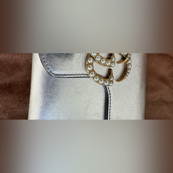 Gucci silver evening clutch. Leather with Pearl accent gold hardware - Picture 4 of 11